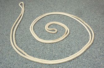 Schwingetau auf dem Boden als Spirale gelegt