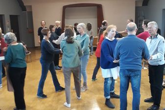 Menschen schwingen in Gruppen